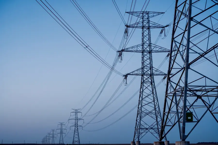 Torres y líneas de transporte eléctrico de alta tensión